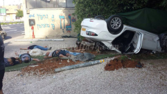 بالصور: 4 إصابات متوسطة بحادث انقلاب مركبة في مدينة يافا